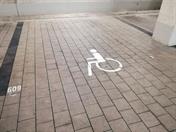 Um einen Behindertenparkplatz zu nutzen, müssen Sie einen entsprechenden Ausweis deutlich sichtbar auf das Armaturenbrett legen.